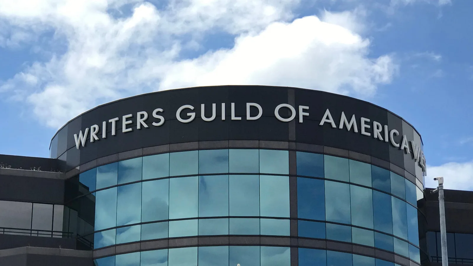 WGA'dan Paramount-Warner Bros. Discovery Birleşmesine Antitröst Davası