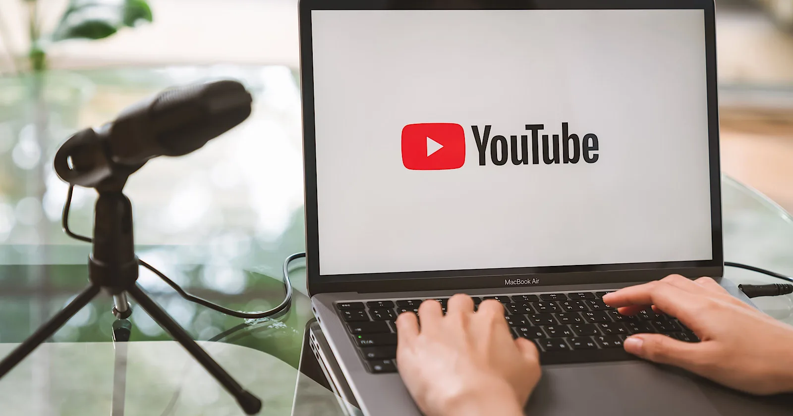 YouTube, Spotify'ı Geride Bırakarak İngiltere'nin En Büyük Podcast Platformu Oldu