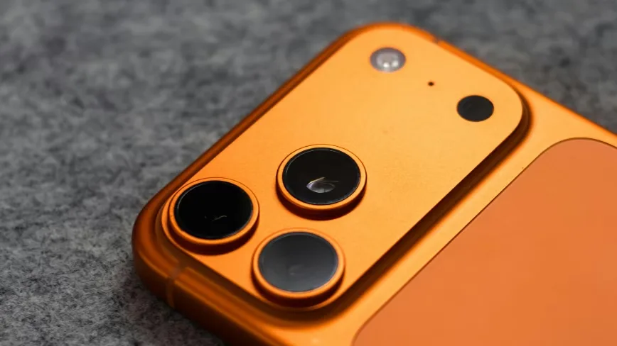 Apple, 27 Milyar Parametrelik Yapay Zeka Modelini iPhone'a Sığdıran Girişimle Görüşüyor