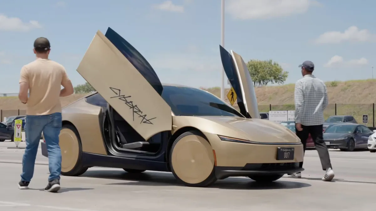Tesla Cybercab Çalışan Taşımacılığına Başlıyor: Giga Texas'ta Sürücüsüz Geleceğin İlk Adımı