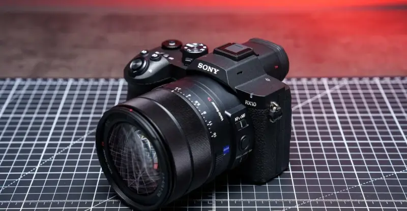 Sony RX10 V: 9 Yıl Aradan Sonra Gelen Süperzoom'un Fiyatı Dudak Uçuklatıyor