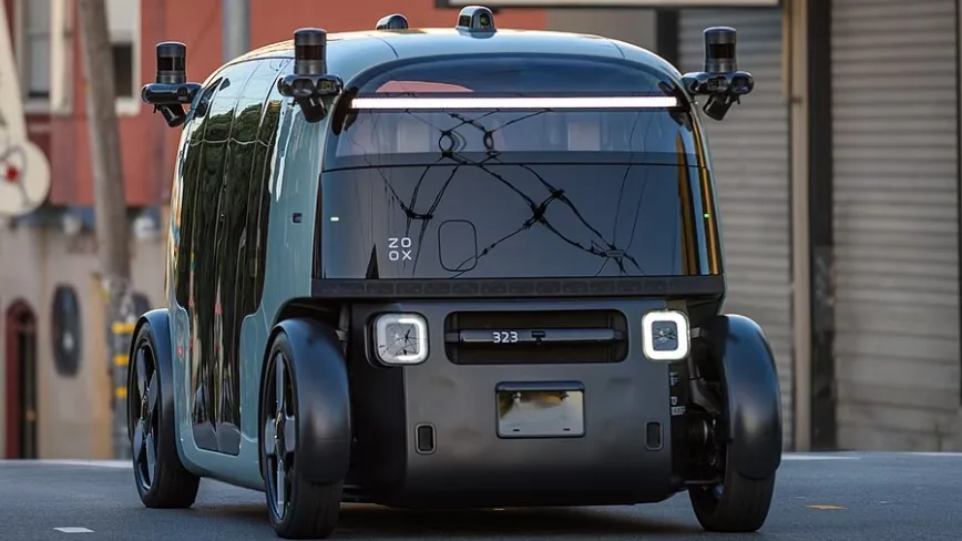 Amazon'un Zoox'u 105 Robotaksiyi Geri Çağırdı: Yangın Mahallinde Dumanın İçine Sürdü