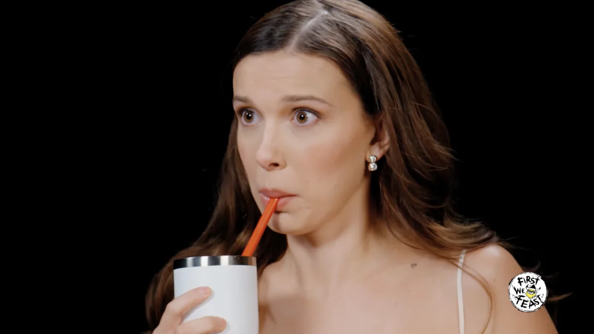 Millie Bobby Brown, Hot Ones'ta Acı Biberin Ardından Deniz Canlıları Sınavında Sean Evans'a Küfür Etti