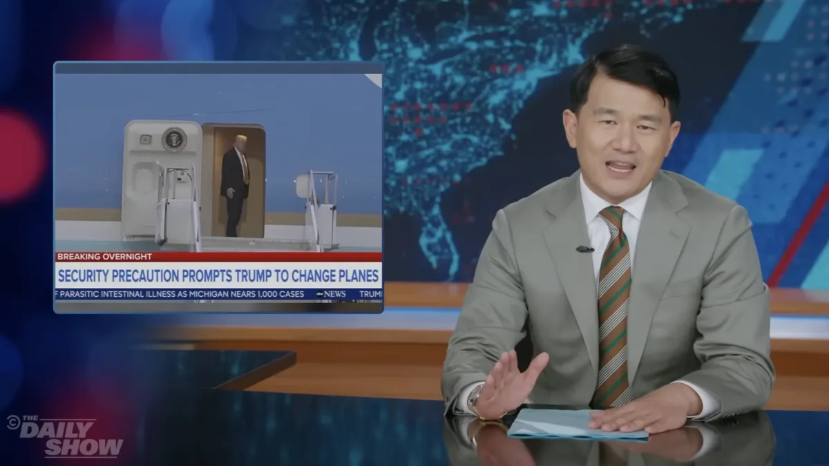Trump'ın NATO Zirvesi'nde Uçak Değiştirmesi: Ronny Chieng'in Sorguladığı Güvenlik ve Lojistik Skandalı